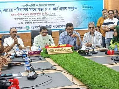 ময়মনসিংহ সিটি করপোরেশনে নিন্ম আয়ের পরিবারের মাঝে স্বাস্থ্য সেবা কার্ড বিতরণ