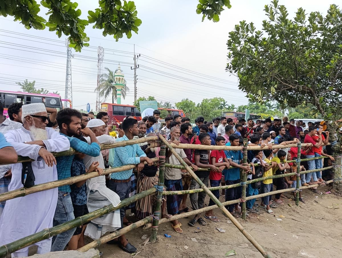 প্রধানমন্ত্রী আসছেন : ত্রিশালের ধরার খাল পাড়ে জনতার ঢল