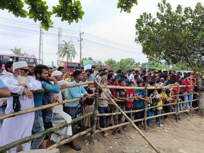 প্রধানমন্ত্রী আসছেন : ত্রিশালের ধরার খাল পাড়ে জনতার ঢল