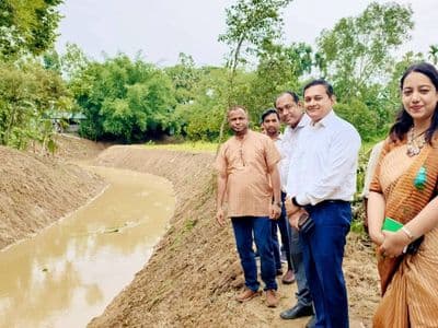 হালুয়াঘাটে খাল খনন কর্মসূচির অগ্রগতি পরিদর্শন করলেন জেলা  প্রশাসক