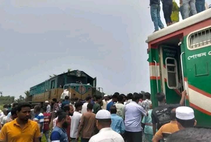 গফরগাঁওয়ে ট্রেনের ইঞ্জিনের কাপলিং ভেঙে দুই ঘন্টা ট্রেন চলাচল বন্ধ