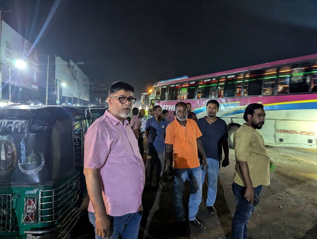 চাঁদাবাজি নিয়ন্ত্রণে রাতের টহলে সিটি প্রশাসক রোকন