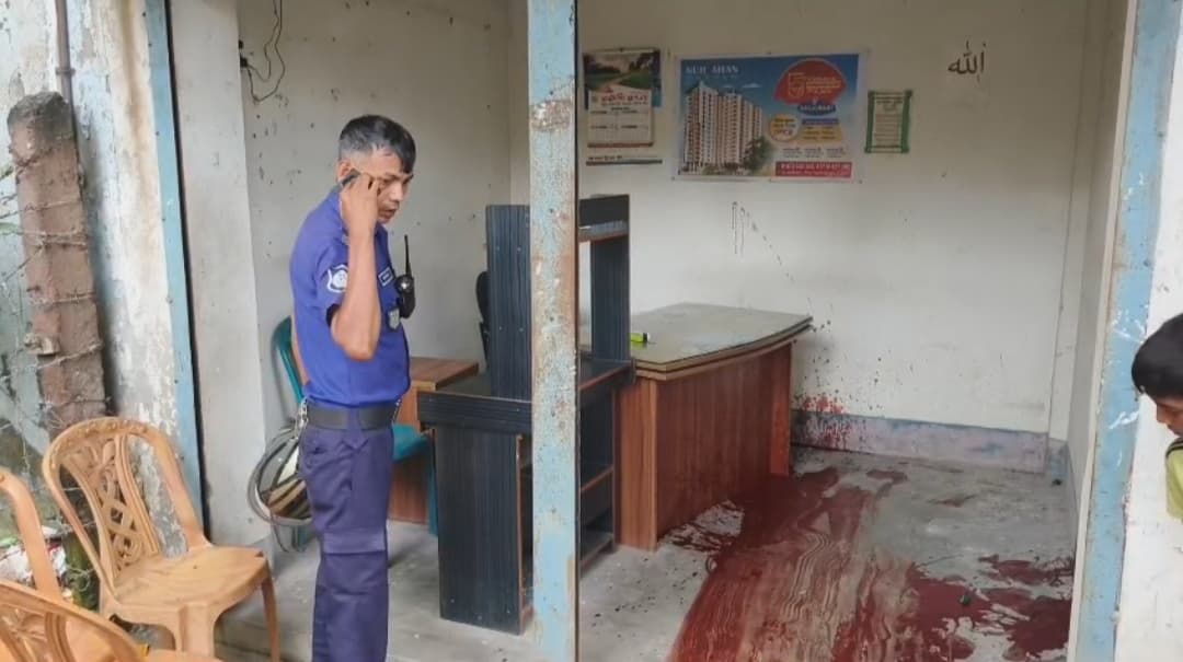 ‎ময়মনসিংহে পাসপোর্ট অফিসের সামনে প্রকাশ্যে কলেজ ছাত্রকে কুপিয়ে হত্যা