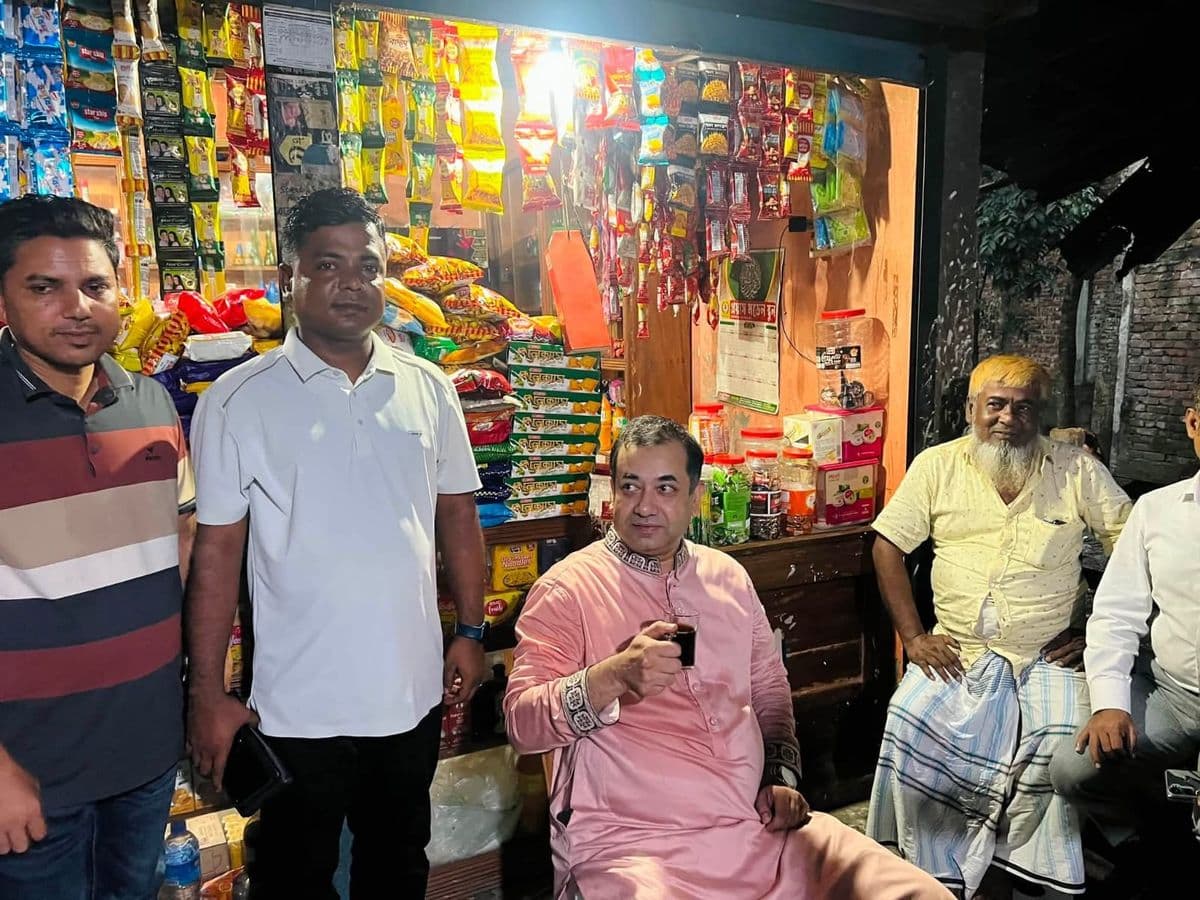 নান্দাইলের গ্রামে চা-স্টলের বেঞ্চে বসে চায়ের আড্ডায় মাতলেন তথ্য প্রতিমন্ত্রী