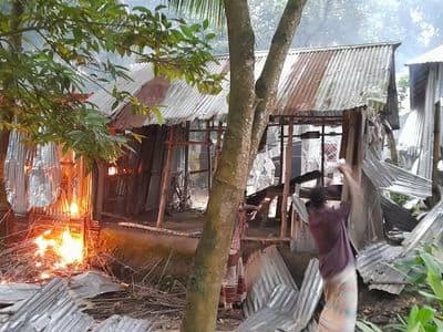 গৃহবধূকে পালাক্রমে ধর্ষণকারিদের বাড়িতে আগুন 