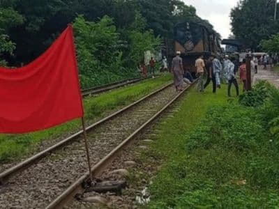 গফরগাঁওয়ে যমুনা এক্সপ্রেস ট্রেন আটকে বিক্ষোভ, আড়াই ঘণ্টা পর ট্রেন চলাচল স্বাভাবিক