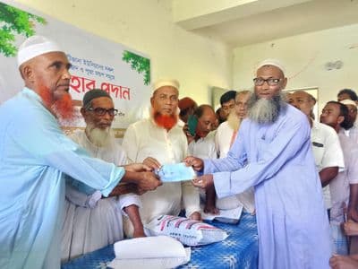 ফুলবাড়ীয়ার ৯৭ টি মসজিদ ও ২১ টি মন্দিরে সিঙ্গাপুর প্রবাসী সাদ্দামের আর্থিক সহায়তা প্রদান