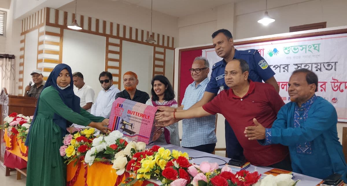 নান্দাইলে অস্বচ্ছল নারীদের মধ্যে ২০টি সেলাই মেশিন বিতরণ
