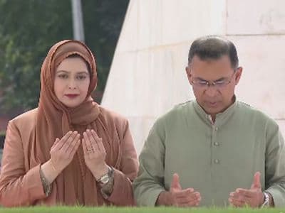 বাবা-মা ও ভাইয়ের কবর জিয়ারত করলেন প্রধানমন্ত্রী