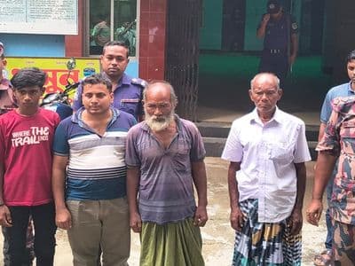 জামালপুরে শূন্যরেখায় থাকা বৃদ্ধকে পরিবারের কাছে হস্তান্তর
