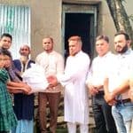 প্রধানমন্ত্রীর উপহার নিয়ে শিশু ফাতেমার বাড়িতে জেলা প্রশাসক