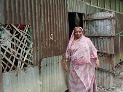 জরাজীর্ণ ঘরেই দিন কাটছে বৃদ্ধা সমেলার