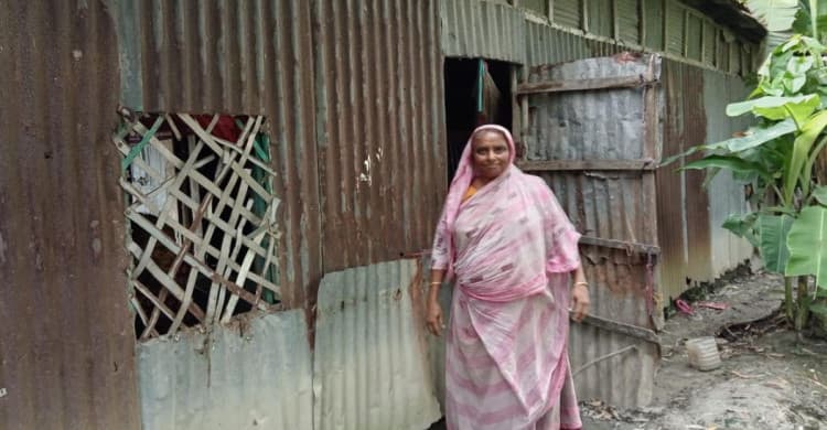 জরাজীর্ণ ঘরেই দিন কাটছে বৃদ্ধা সমেলার