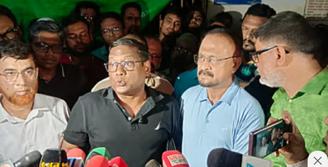 ময়মনসিংহ মেডিকেল কলেজ হাসপাতালে অগ্নিকাণ্ডের ঘটনায় ছয়জনের মৃত্যু : কী বলছেন বিভাগীয় কমিশনার ও ডিআইজি