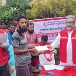 হালুয়াঘাটে ঝড়ে ক্ষতিগ্রস্তদের সহায়তা দিল রেড ক্রিসেন্ট