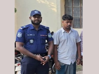 ঈশ্বরগঞ্জে ‘ক্যাসিনো সম্রাট’ সিরাজুল গ্রেপ্তার, জব্দ স্মার্টফোন ও অ্যাপের স্ক্রিনশট