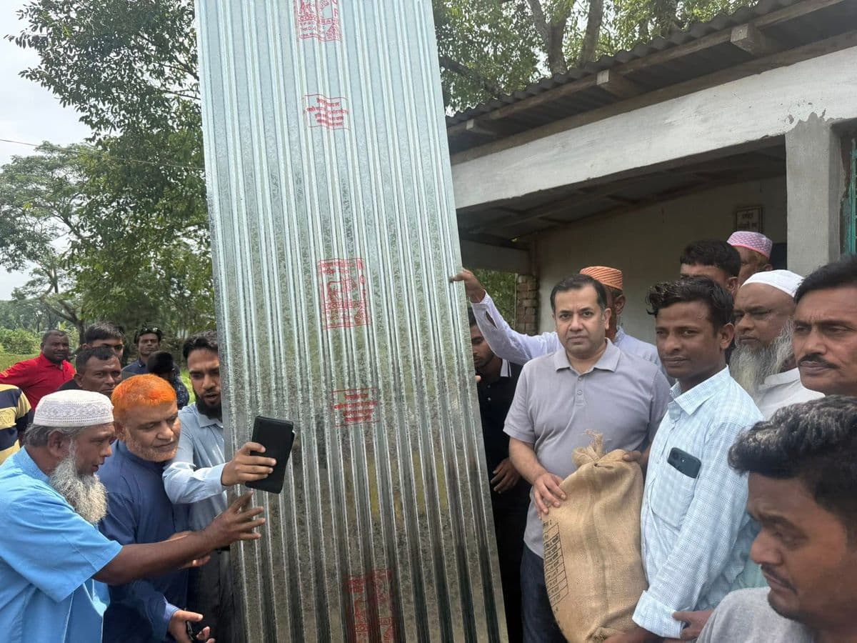 নান্দাইলে ঝড়ে ক্ষতিগ্রস্তদের মাঝে নগদ অর্থ, ঢেউটিন ও শুকনা খাদ্য বিতরণ করলেন তথ্য ও সম্প্রচার প্রতিমন্ত্রী