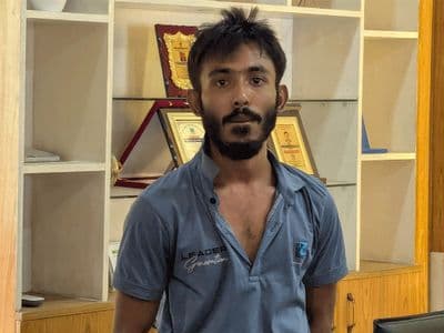 বাকৃবিতে গোপনে ছাত্রীদের ছবি তোলার অভিযোগে যুবক আটক