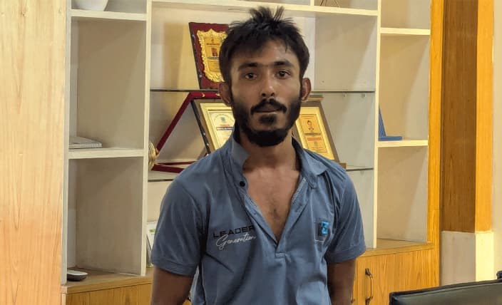 বাকৃবিতে গোপনে ছাত্রীদের ছবি তোলার অভিযোগে যুবক আটক