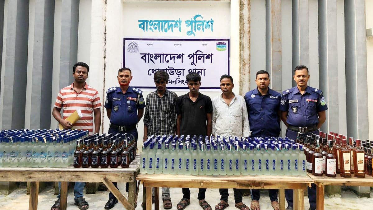ধোবাউড়ায় ৫৪৯ বোতল ভারতীয় মদসহ পিকআপ জব্দ, আটক ৩