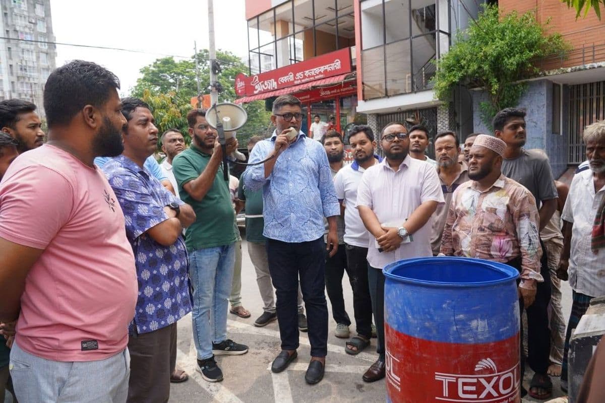 নগর পরিচ্ছন্নতায় নতুন উদ্যোগ: শহরের গুরুত্বপূর্ণ মোড়ে ময়লার ড্রাম স্থাপন