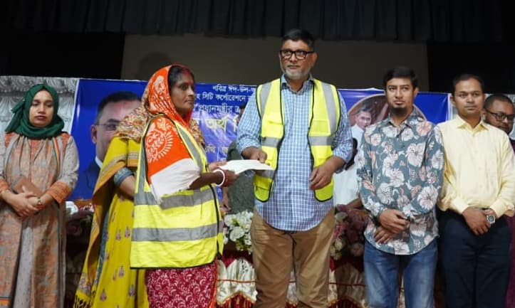 ময়মনসিংহে ৬৮৭ জন পরিচ্ছন্নতাকর্মী পেল প্রধানমন্ত্রীর ঈদ উপহার