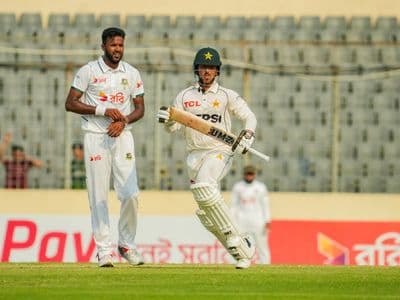 স্বস্তি নিয়েই দ্বিতীয় দিনের খেলা শেষ করেছে পাকিস্তান