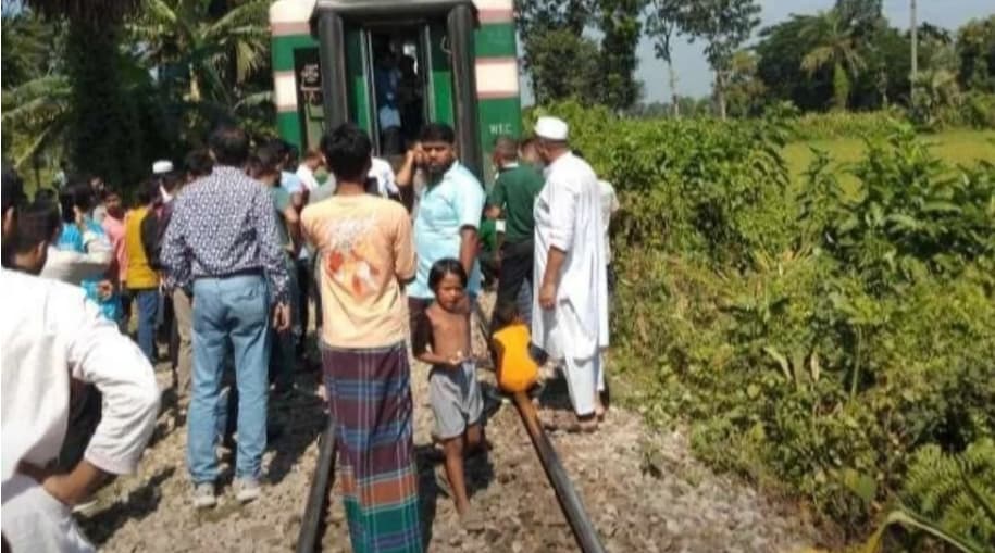 গফরগাঁওয়ে চলন্ত আন্তঃনগর তিস্তা ট্রেনের হুক ভেঙে বগি বিচ্ছিন্ন