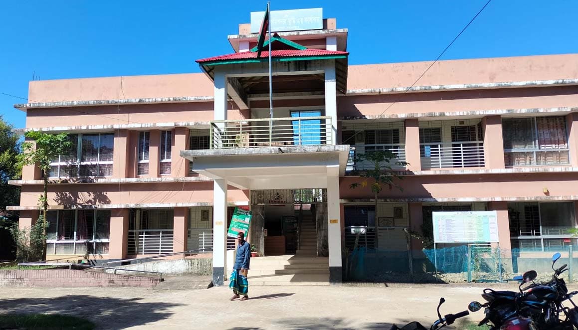 হালুয়াঘাট উপজেলা ভূমি অফিসে সার্ভেয়ার না থাকায় সেবাগ্রহীতাদের ভোগান্তি