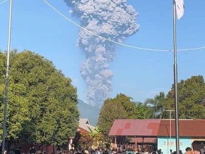 ইন্দোনেশিয়ায় আগ্নেয়গিরির অগ্ন্যুৎপাতে নিহত ৩, নিখোঁজ ২০