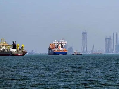 পারস্য উপসাগরে আটকা পড়েছেন ২০ হাজার নাবিক