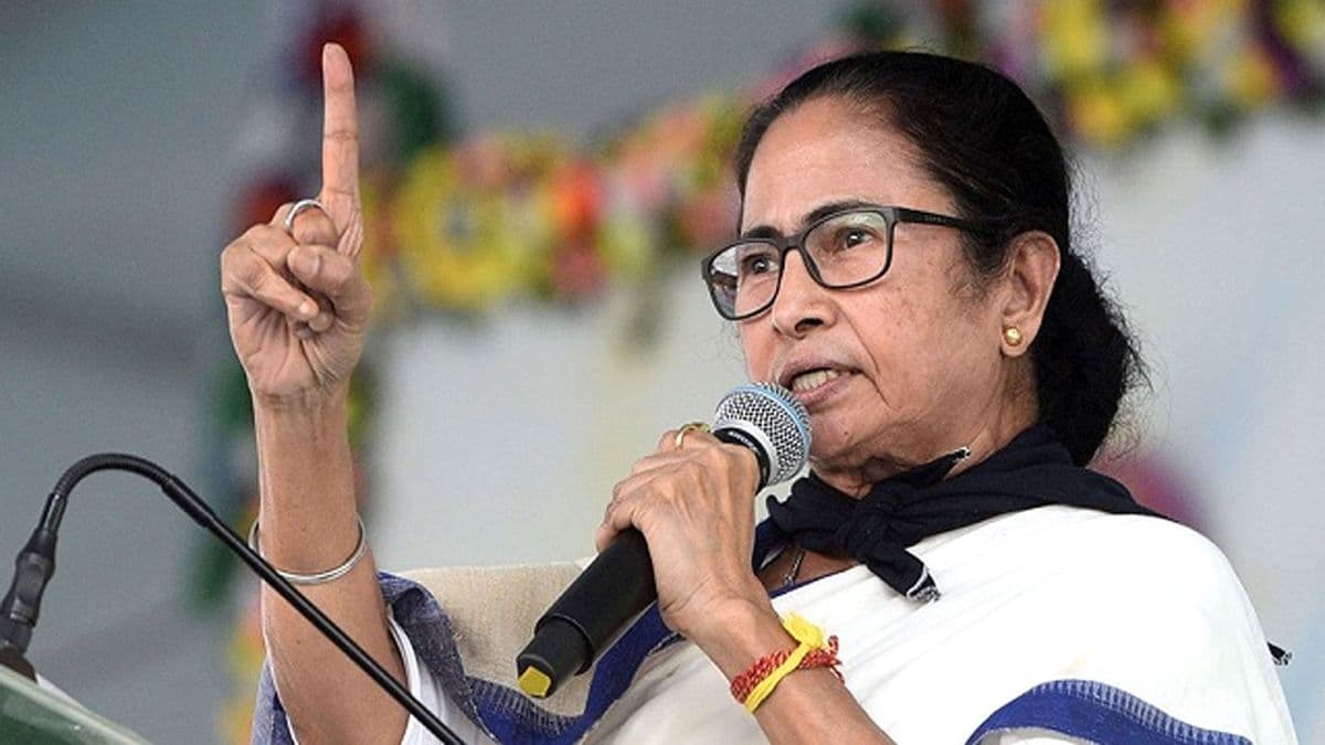 বিধানসভা ভেঙে দিলেন গভর্নর, আর মুখ্যমন্ত্রী রইলেন না মমতা