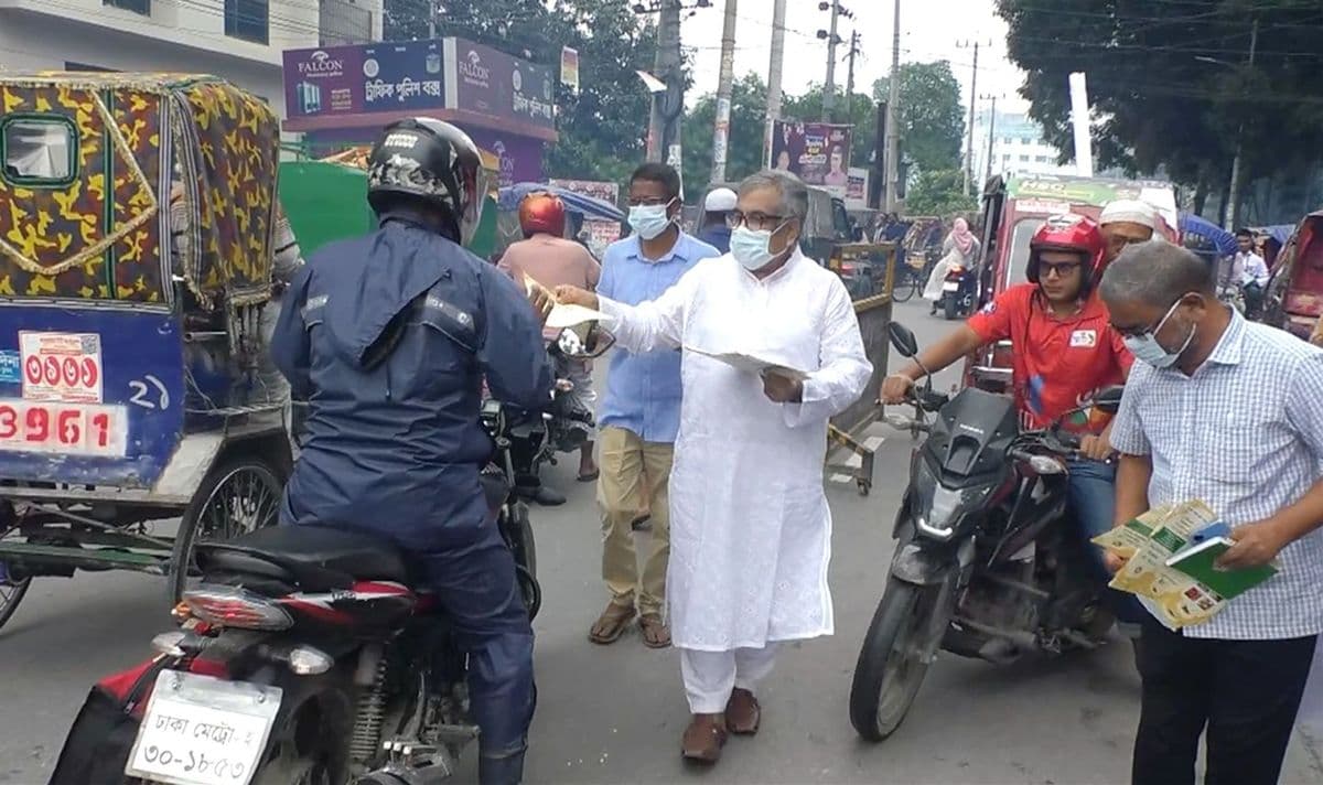 ময়মনসিংহ জেলা পরিষদের উদ্যোগে ডেঙ্গু প্রতিরোধে সচেতনতামূলক লিফলেট বিতরণ