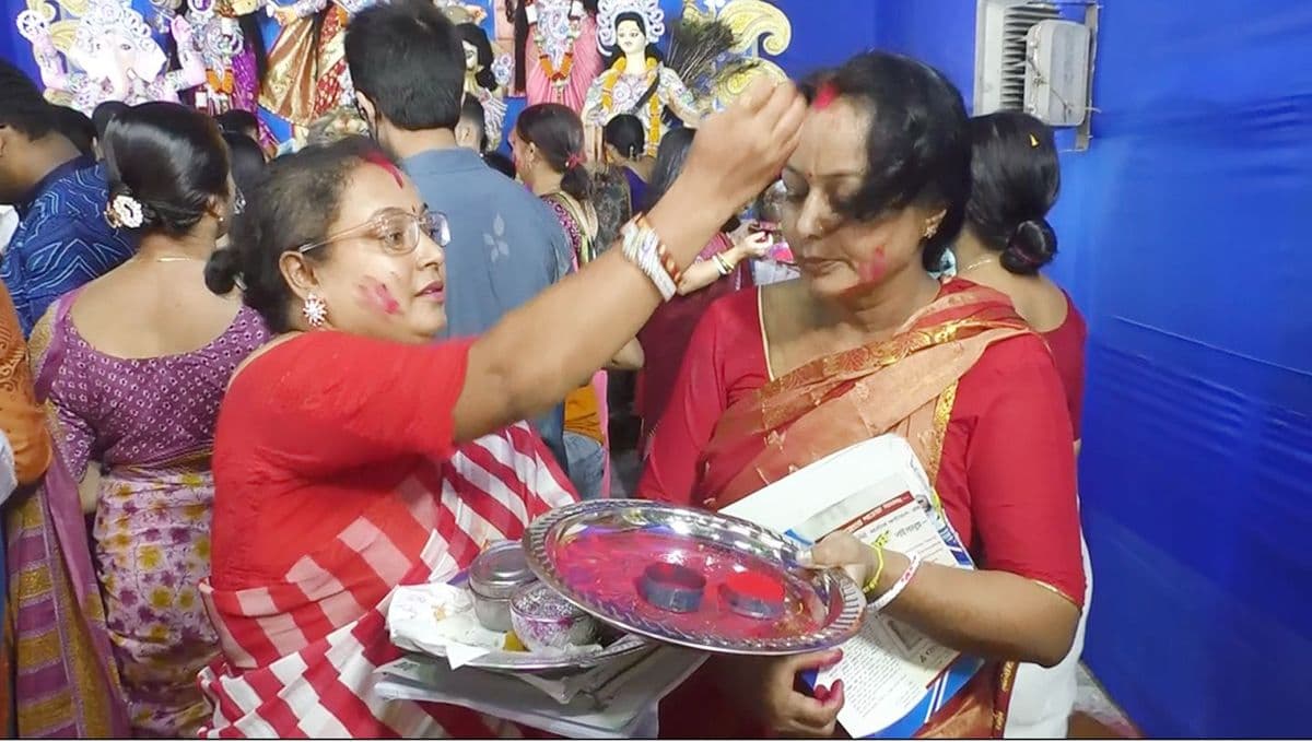 ময়মনসিংহে সিঁদুর খেলা ও প্রতিমা বিসর্জনের মধ্য দিয়ে দুর্গাপূজার সমাপ্তি 