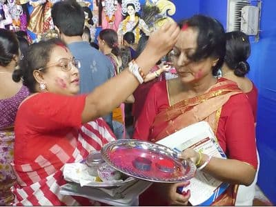 ময়মনসিংহে সিঁদুর খেলা ও প্রতিমা বিসর্জনের মধ্য দিয়ে দুর্গাপূজার সমাপ্তি 