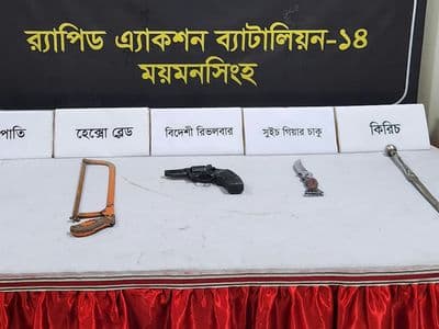 মুক্তাগাছায় পরিত্যক্ত ভবন থেকে বিদেশি রিভলবার ও দেশীয় অস্ত্র উদ্ধার