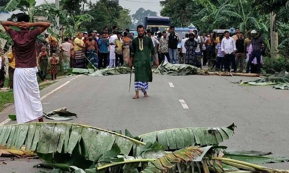 ঈশ্বরগঞ্জে আঞ্চলিক সড়কে কলাগাছ ফেলে রামদা হাতে যুবকের তাণ্ডব