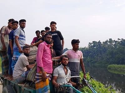 নান্দাইলে জীবিকার তাগিদে জীবনের ঝুঁকি নিয়ে কর্মস্থলে যাচ্ছেন শ্রমজীবী মানুষ