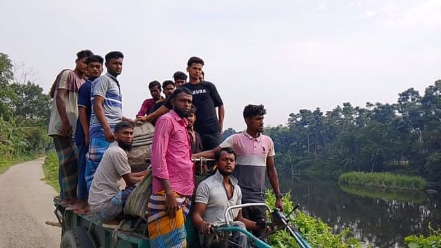 নান্দাইলে জীবিকার তাগিদে জীবনের ঝুঁকি নিয়ে কর্মস্থলে যাচ্ছেন শ্রমজীবী মানুষ