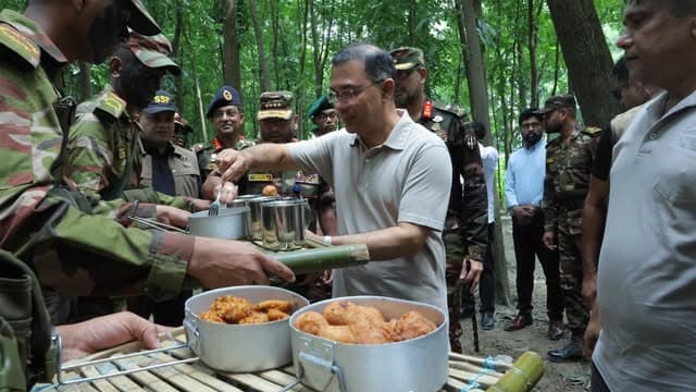 মাঠপর্যায়ের সেনাদের সাথে খাবার খেলেন প্রধানমন্ত্রী তারেক রহমান