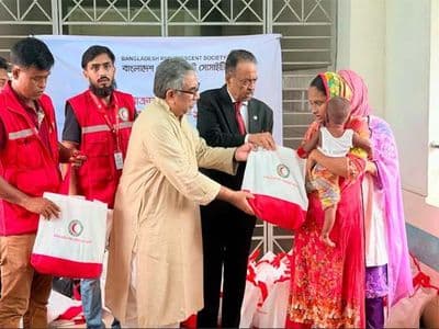 ময়মনসিংহে হাম রোগে আক্রান্ত শিশুদের মিনি হাইজিন পার্সেল বিতরণ