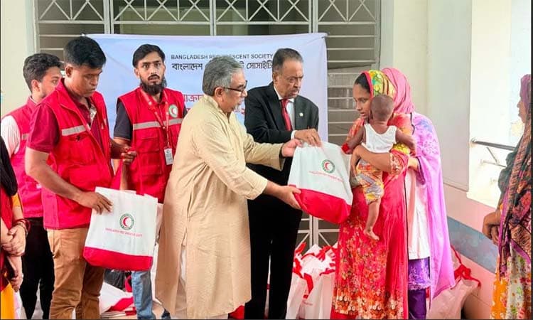 ময়মনসিংহে হাম রোগে আক্রান্ত শিশুদের মিনি হাইজিন পার্সেল বিতরণ