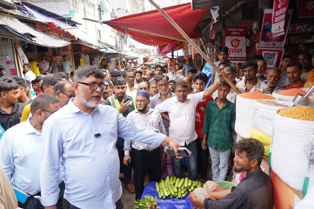 ময়মনসিংহ নগরীর সড়ক দখল করে ব্যবসা, সিটি কর্পোরেশনের অভিযান