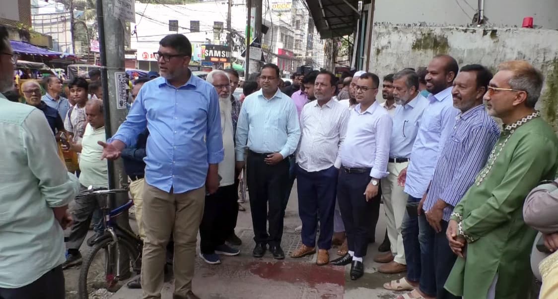 ড্রেন দখল করে ভবন নির্মাণ, অভিযানে ময়মনসিংহ সিটি করপোরেশন