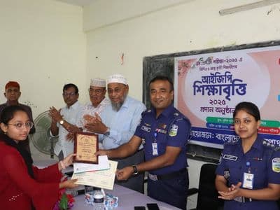 ময়মনসিংহে কৃতী শিক্ষার্থীদের আইজিপি শিক্ষাবৃত্তি প্রদান
