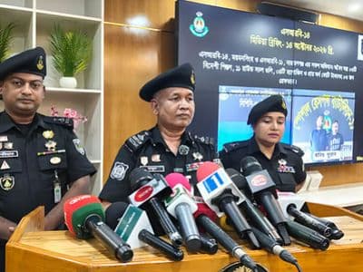 এসআরবি’র অভিযানে ৩টি বিদেশি পিস্তল, ১১টি গুলিসহ অস্ত্র বিক্রির ৪১ লাখ ১৯ হাজার ৫০০ টাকা উদ্ধার