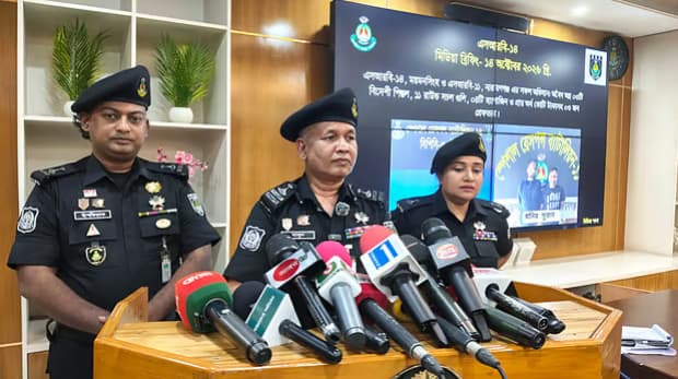 এসআরবি’র অভিযানে ৩টি বিদেশি পিস্তল, ১১টি গুলিসহ অস্ত্র বিক্রির ৪১ লাখ ১৯ হাজার ৫০০ টাকা উদ্ধার
