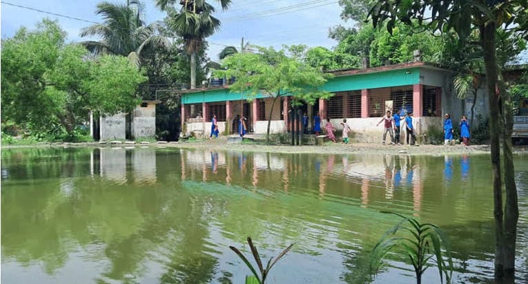 হাঁটুপানির নিচে স্কুলমাঠ, খেলাধুলা বন্ধ : শিক্ষার্থীদের অন্য প্রতিষ্ঠানে সরিয়ে নিচ্ছেন অভিভাবকরা 