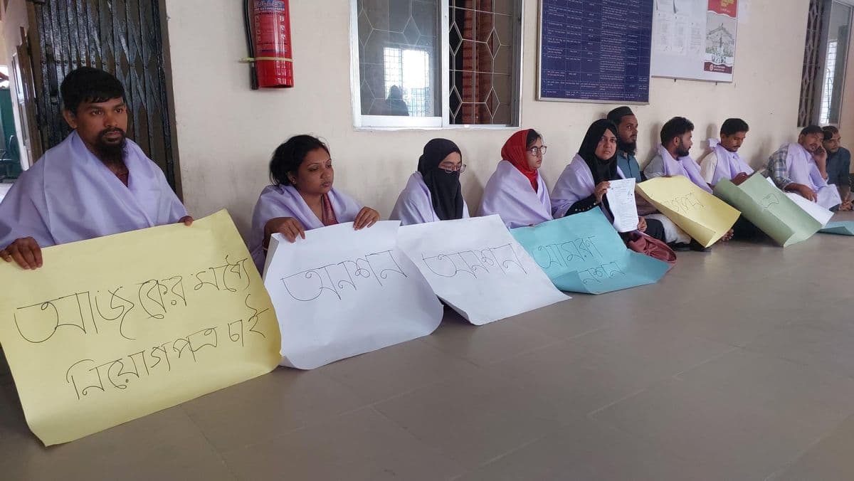 ‘কাফনের কাপড় নিয়ে এসেছি, না খেয়ে মরব, তবু নিয়োগপত্র ছাড়া ফিরব না’