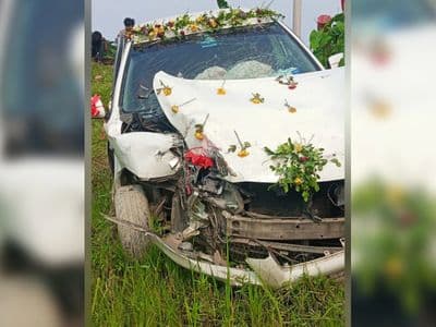 রেলক্রসিংয়ে বরযাত্রীর প্রাইভেটকার, ট্রেনের ধাক্কায় ছিটকে পড়ল ধান ক্ষেতে